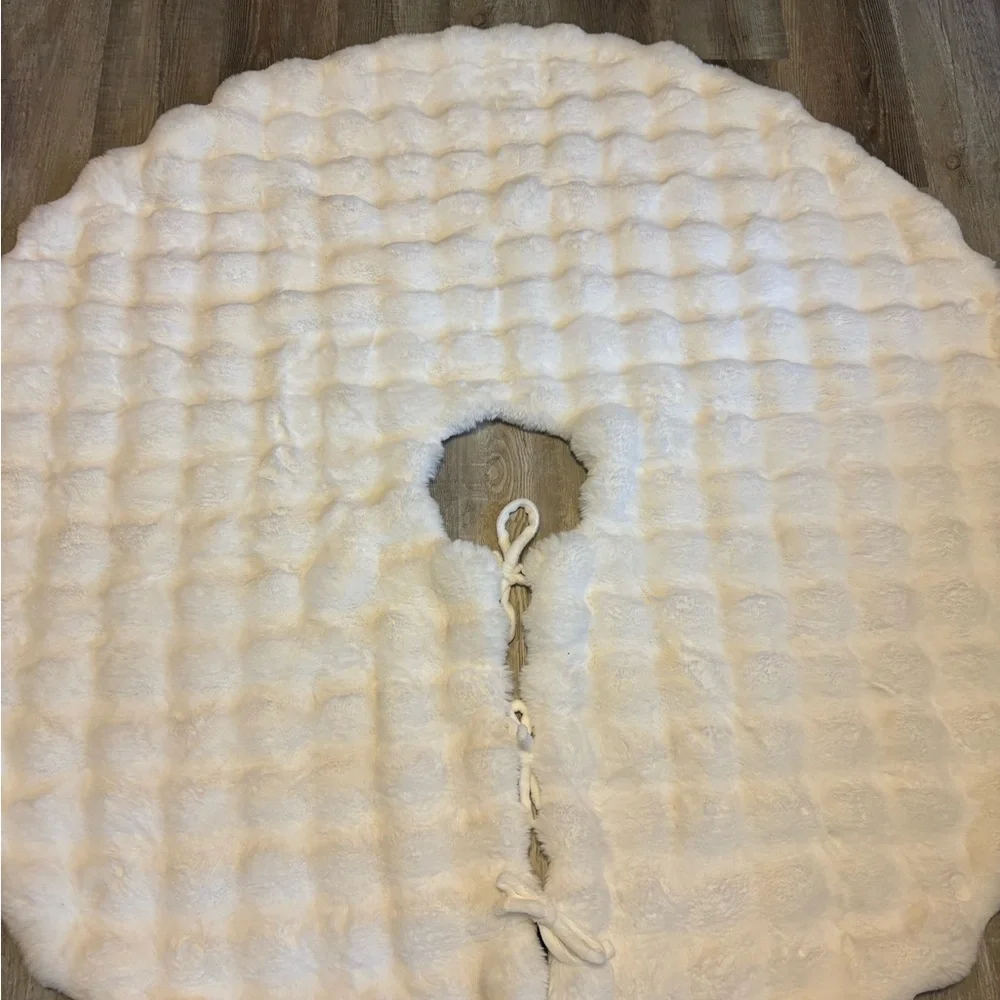 Tahari Home Decor Ivory Faux Fur Plush Holiday Tree Skirt